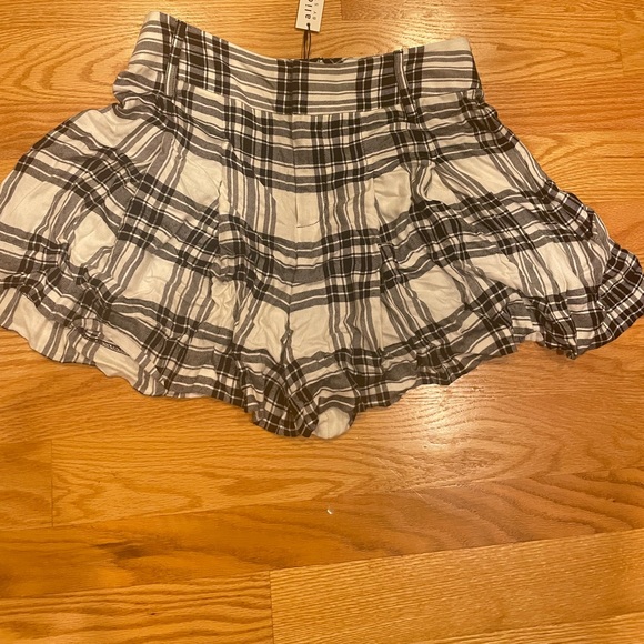 Short/ skirt size 4 nwt - Picture 1 of 3